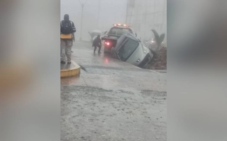 Ayuntamiento abandona obra y auto cae a zanja en pleno centro de Nuevo Necaxa
