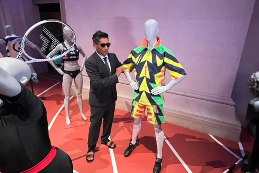 Jorge Campos recibe homenaje en Francia… acude en sus famosas «chanclas» al Museo de Artes Decorativas