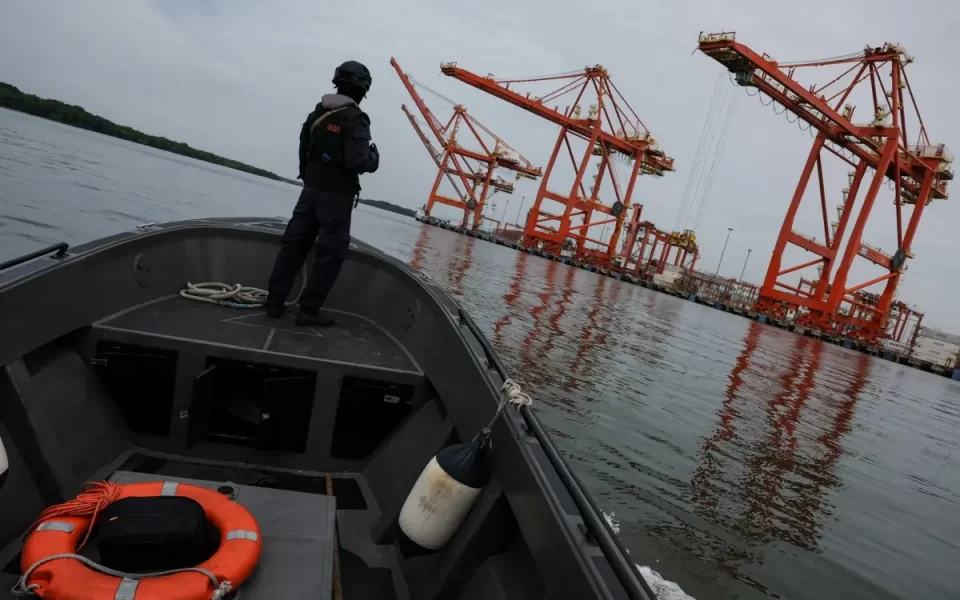 En Guayaquil, los guardacostas luchan contra narcotráfico cada vez más sofisticado