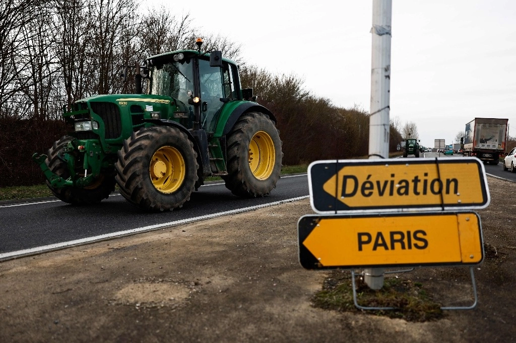 Los agricultores franceses inician el «cerco» de París