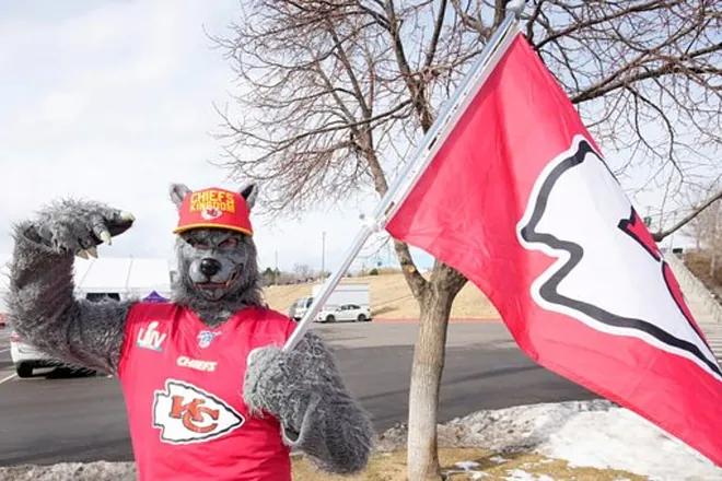Superfan de los Kansas City Chiefs, «ChiefsAholic», acusado de robar bancos, deberá pagar 10,8 mdd a cajera